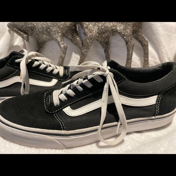 VANS OLD SCHOOL BLACK AND WHITE SIZE 10.5 - hardly used.. soles have no wear! - Picture 2 of 11